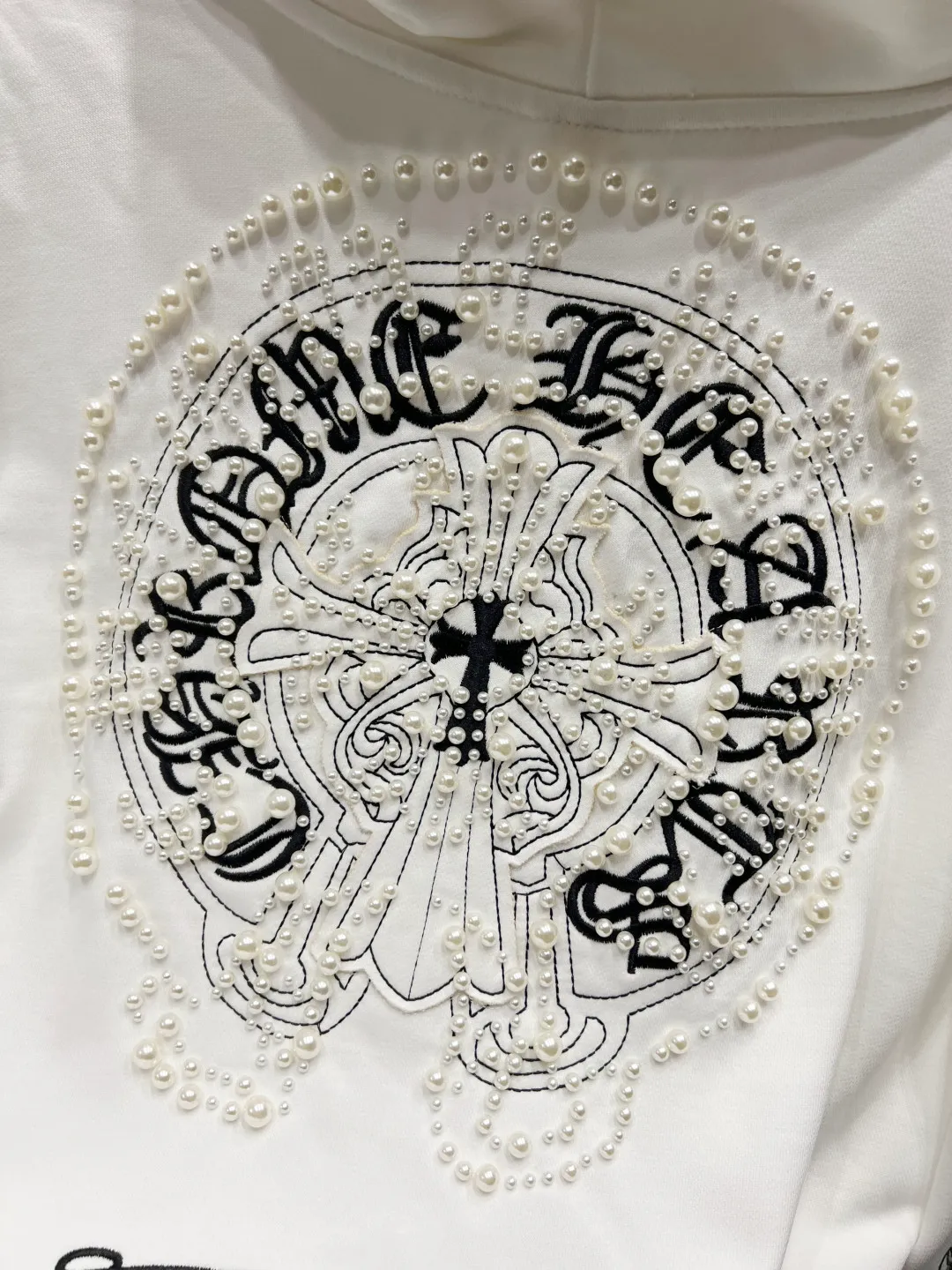 P320 Luxury 𝐂𝐡𝐫𝐨𝐦𝐞 𝐇𝐞𝐚𝐫𝐭𝐬/Cro Xin 2025 Pearl Cross Fully Embroidered New Original Counter High Street Style Jacket Top Version! Customized 420g heavyweight pure cotton fabric! High street style pearl cross all over embroidery + complex pattern embroidery on the sleeves + all embroidery is covered with rubber! Top products from the counter. The upper body is comfortable and textured. It has a low-key luxury feel. The outfit shows high-end taste. The large-cut tailoring is neat and elegant. The sophistication of the upper body is directly impressive👍High-end materials. High-quality cotton materials are selected✂️Outstanding quality. Special processing technology makes the body shape crisp and skin-friendly! No matter your figure, your upper body can instantly become a fashion icon, full of luxury. Accessories: Original molded leather collar label, authentic original hangtag + matching sling + 3D hanging beads + original packaging bag. Craftsmanship: The original version has consistent wiring! Detailed alignment process, highest degree of restoration! Multiple pattern making and debugging, 100% replica of the authentic quality! The correct version is the same for men and women. It is eye-catching, looks great and has full aura! Size: S M L Color: White Black